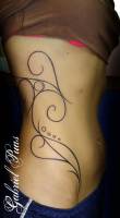 Tattoo de líneas finas en el costado de una chica