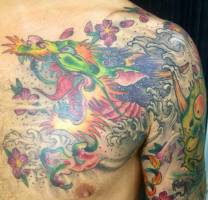 Tattoo de un dragón chino en el pecho de un hombre