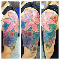 Tattoo de flores en el brazo de una chica