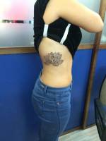 Tattoo de un loto en el costado de una chica