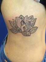 Tattoo de un loto hindú en blanco y negro