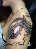 Tattoo de plumas en el hombro de una chica