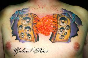 Tattoo de dos altavoces haciendo un corazón