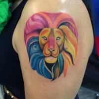 Tattoo de un león con la melena de colores
