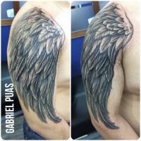 Tattoo de una ala en el brazo de un hombre