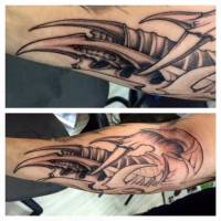Tattoo biomecánico en el brazo