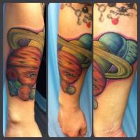 Tattoo de los planetas del sistema solar en el antebrazo