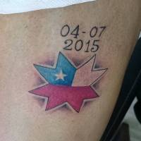 Tattoo de una estrella con la bandera de chile, y una fecha