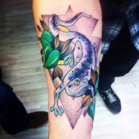 Tattoo de una salamandra encima de triangulos