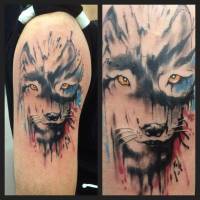 Tattoo de una cara de lobo pintada en el hombro