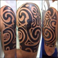 Tattoo tribal en el brazo de un hombre