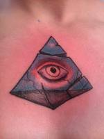 Tattoo a color de una pirámide rota con un ojo