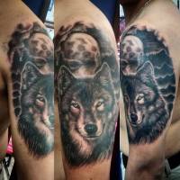 Blanco y negro tattoo de un lobo con la luna de fondo