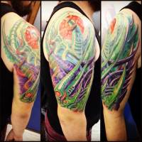 Color tattoo biomecánico en el brazo