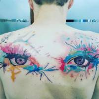 Color tattoo de unos ojos con manchas de pintura