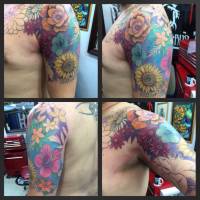 Color tattoo de flroes en el brazo de un hombre