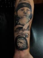 Tatuaje de un bebé y un reloj