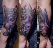 Tattoo de una chica con un gorro de lobo