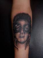 Tattoo retrato de una chica con gafas