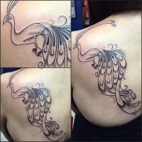 Tattoo de un pavo real en la espalda