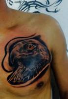 Tattoo a color de un águila en el pecho