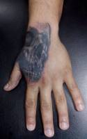 Tattoo de una calavera en media mano