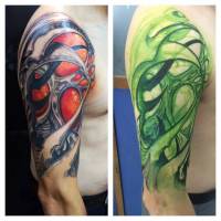 Tatuaje de piel alienígena en el brazo
