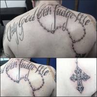 Tattoo de una frase con un rosario