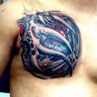 Tatuaje biomecánico en el pecho de un hombre