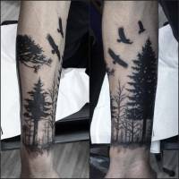 Tattoo de un bosque con águilas volando