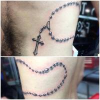Tatuaje de un rosario en el costado de un hombre