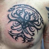 Tatuaje de un tribal en el pecho de un chico