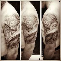 Tatuaje biomecánico con engranajes en el brazo de un hombre