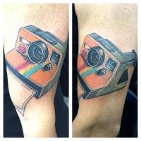 Tatuaje de una cámara polaroid