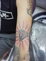 Tattoo de un diamante en el brazo 
