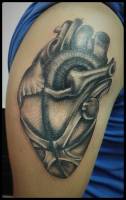 Tattoo de un corazón metálico, en el brazo