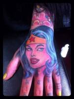 Tattoo de Wonder woman en la mano