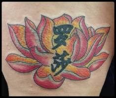 Tattoo de un loto y unas letras chinas dentro