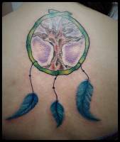 Tattoo de un atrapa-sueños con un árbol dentro
