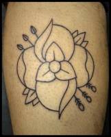 Tattoo de una flor en blanco y negro