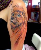 Tattoo de un león mitad de dibújos