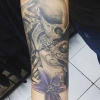 Tatuaje de una calavera mexicana besando a un esqueleto