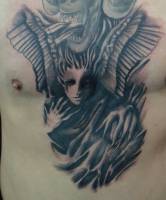 Tattoo de un ángel en el epcho de un hombre
