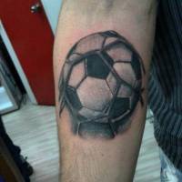 Tattoo de una pelota de fútbol golpeando la red