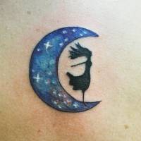Tattoo de una chica encima de la luna