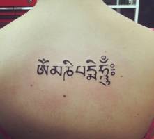 Tatto con letras indias