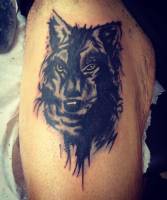 Tatuaje de un lobo con manchas de rotulador
