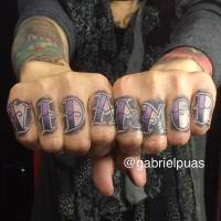 Tatuaje en los dedos de la palabra Vida y Amor