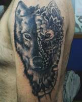 Tattoo de un lobo con media cara hecha geometricamente