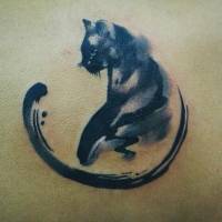 Tattoo de un gato y medio circulo hecho con pincel